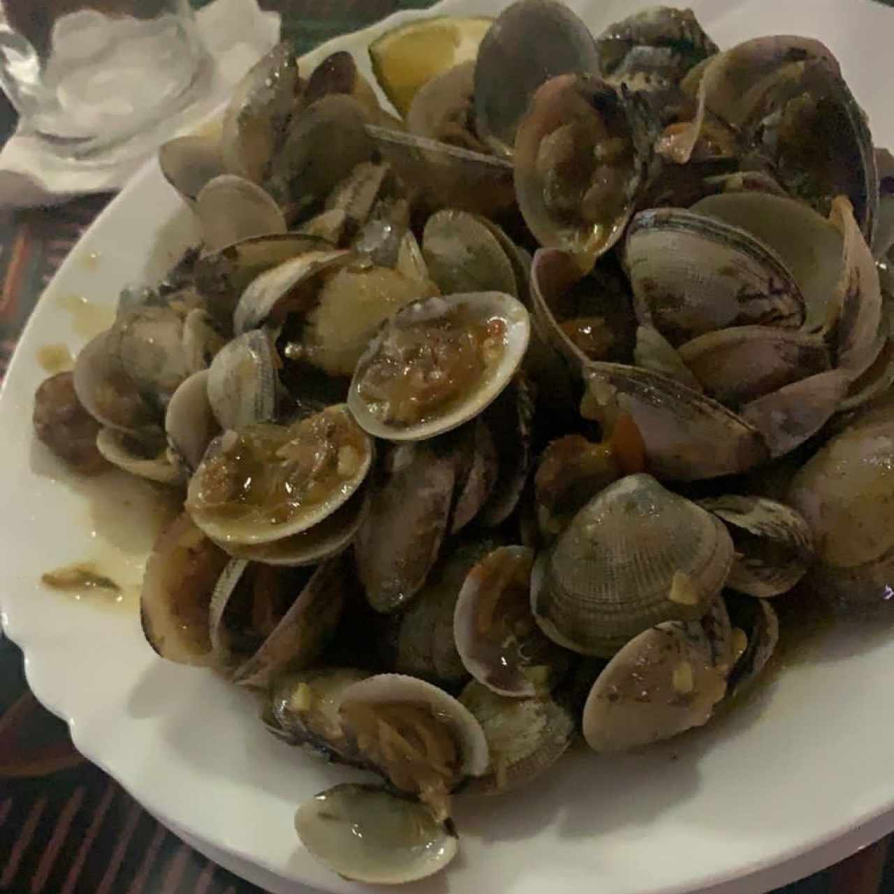 Almejas al ajillo