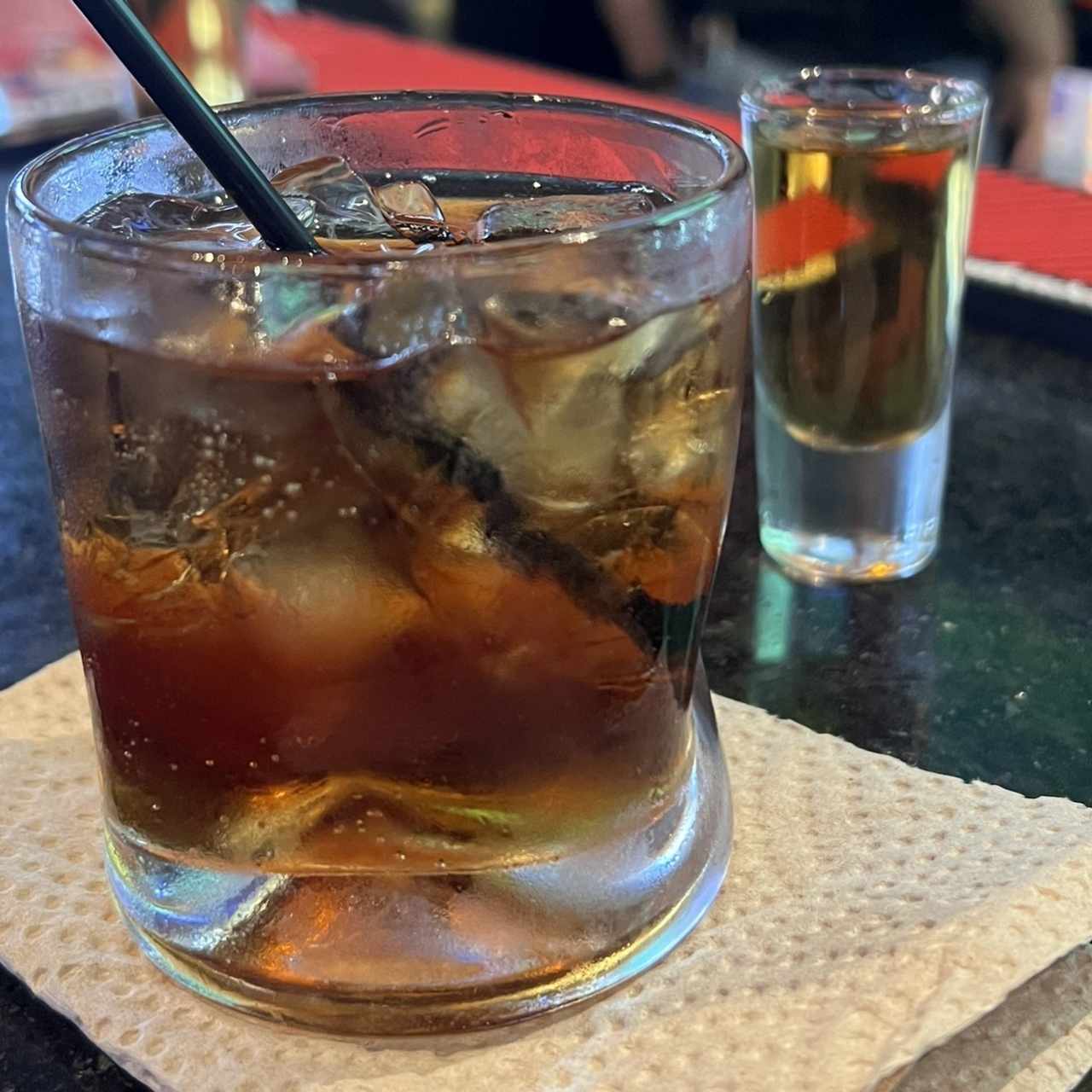 trago de ron cola