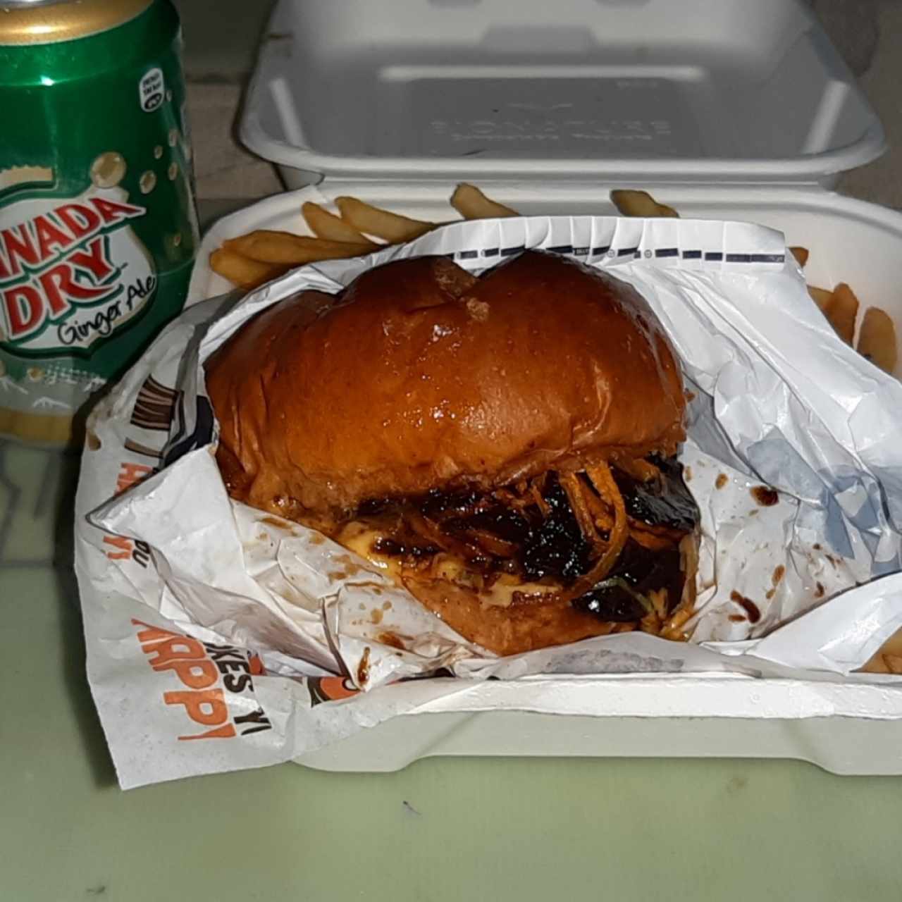 La Bichota competidora del Burger Week