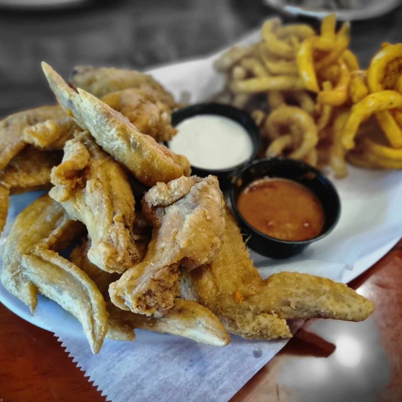 chiken wings ,  con curly fríes, salsa parmesan garlic y salsa picante redhot.