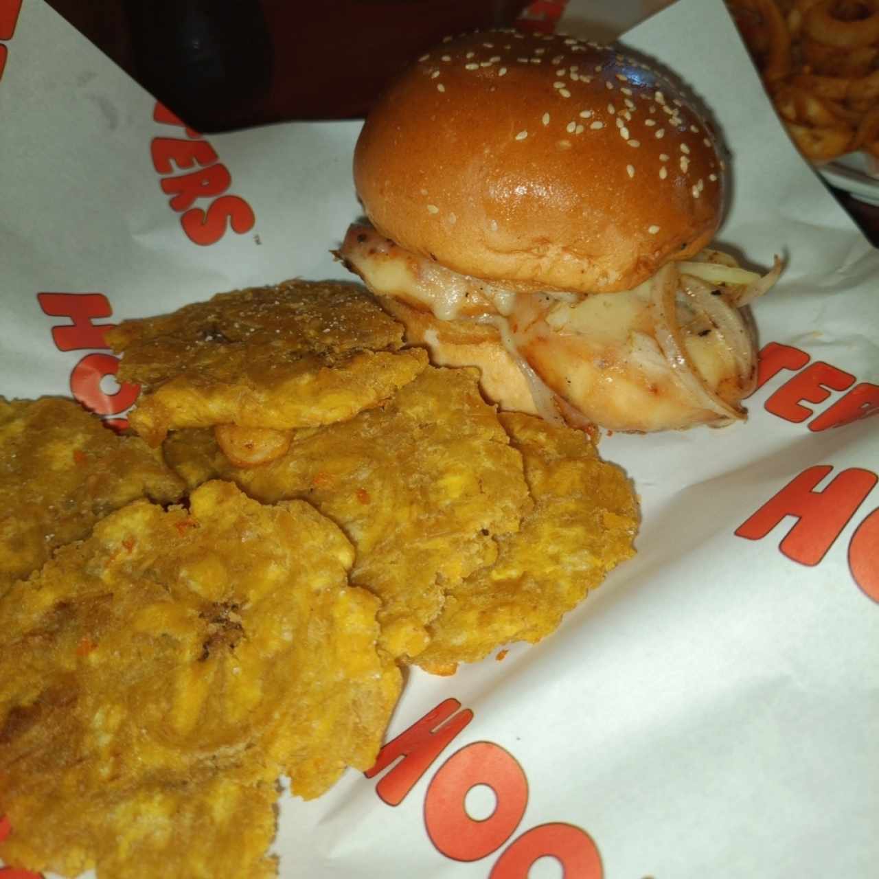 SÁNDWICHES - SMOTHERED CHICKEN SANDWICH