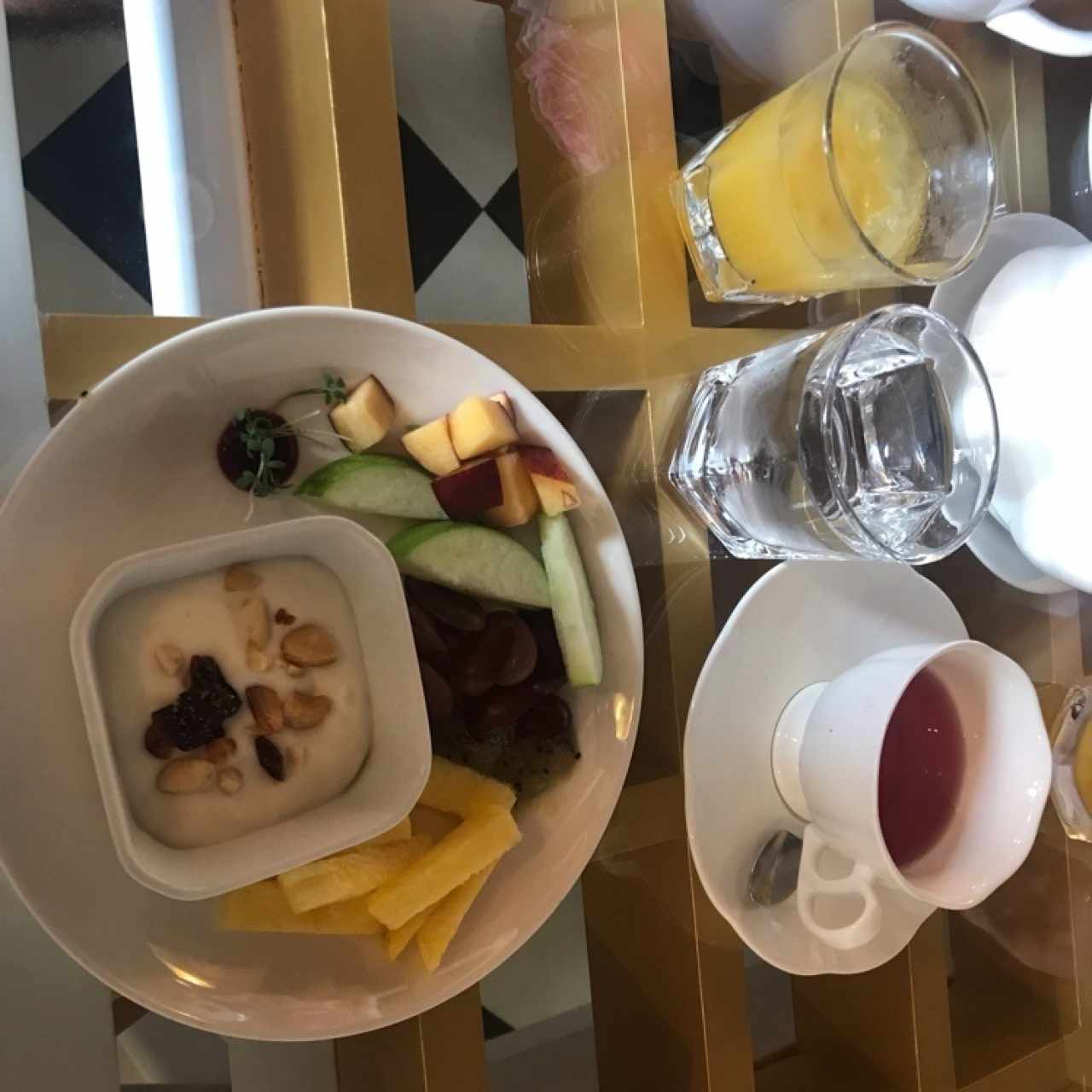 brunch: yogurt + fruta plato 1