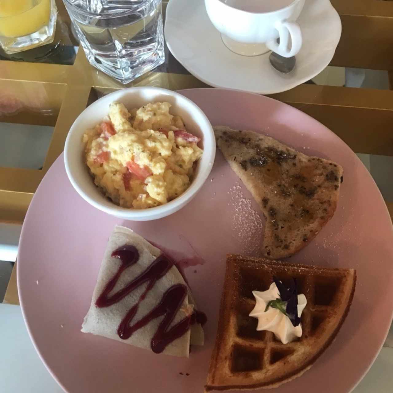 brunch: plato 2 french toast, waffle, crepes, and eggs 