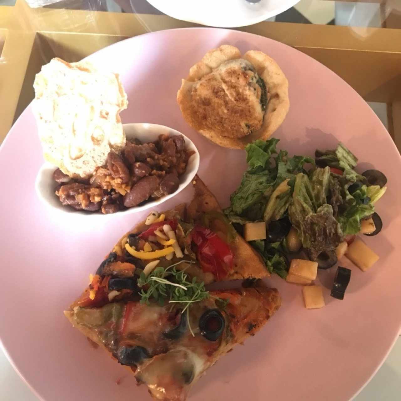 brunch plato 4: ensalada, chili, wuiche, veggie pizza 