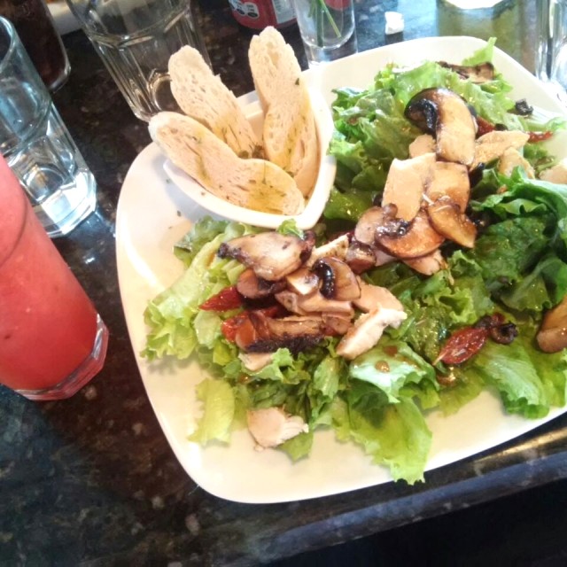 Ensalada Granja & jugo de sandía