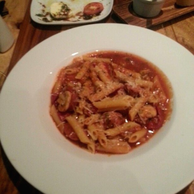 Pasta con salsiccia pomodori secchi e funghi
