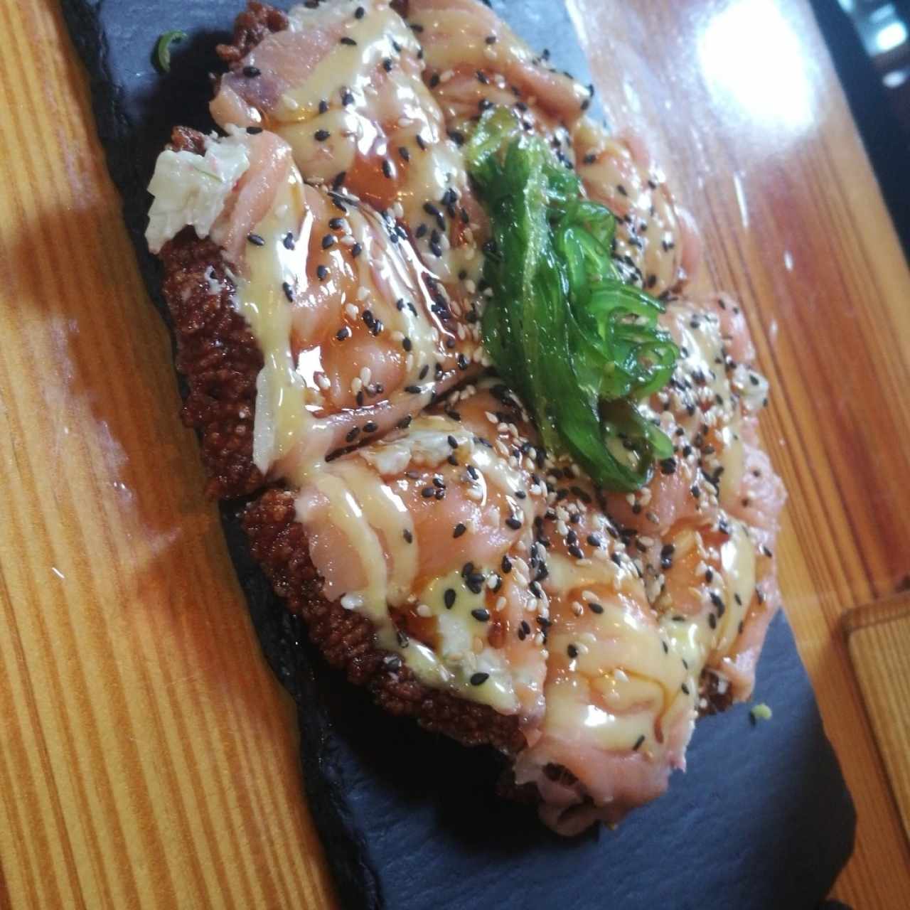 Sushi pizza de salmón