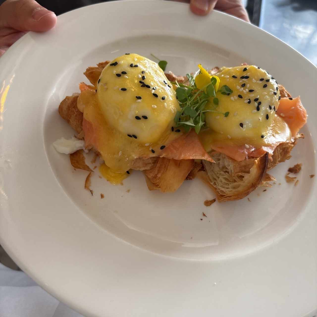 HUEVOS BENEDICTO CON SALMÓN AHUMADO