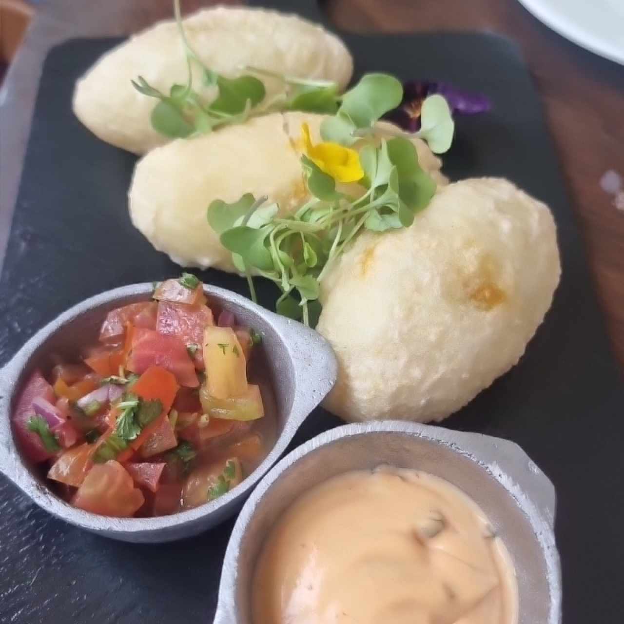 carimañolas  rellenas de lechona