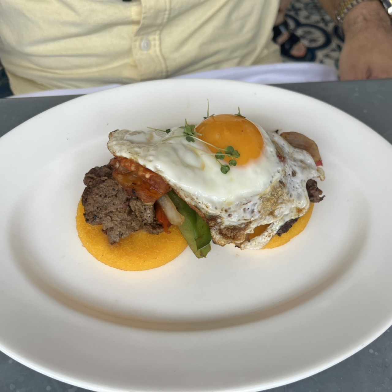 Filete de res con tortillas y huevo