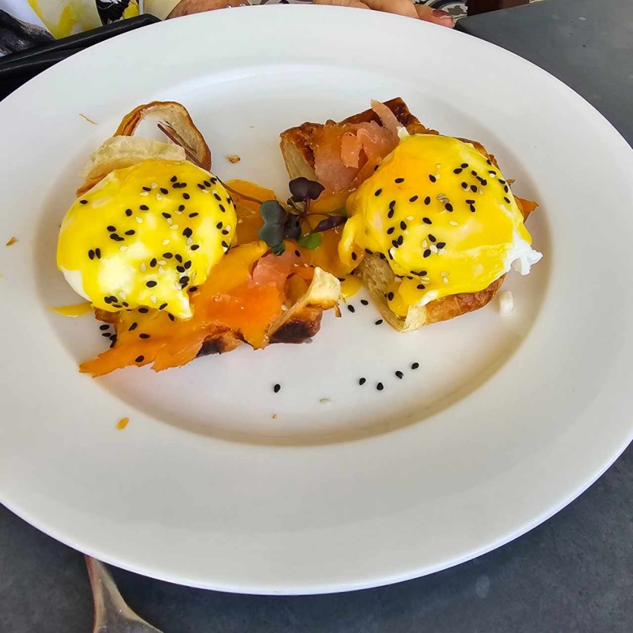 HUEVOS BENEDICTO CON SALMÓN AHUMADO
