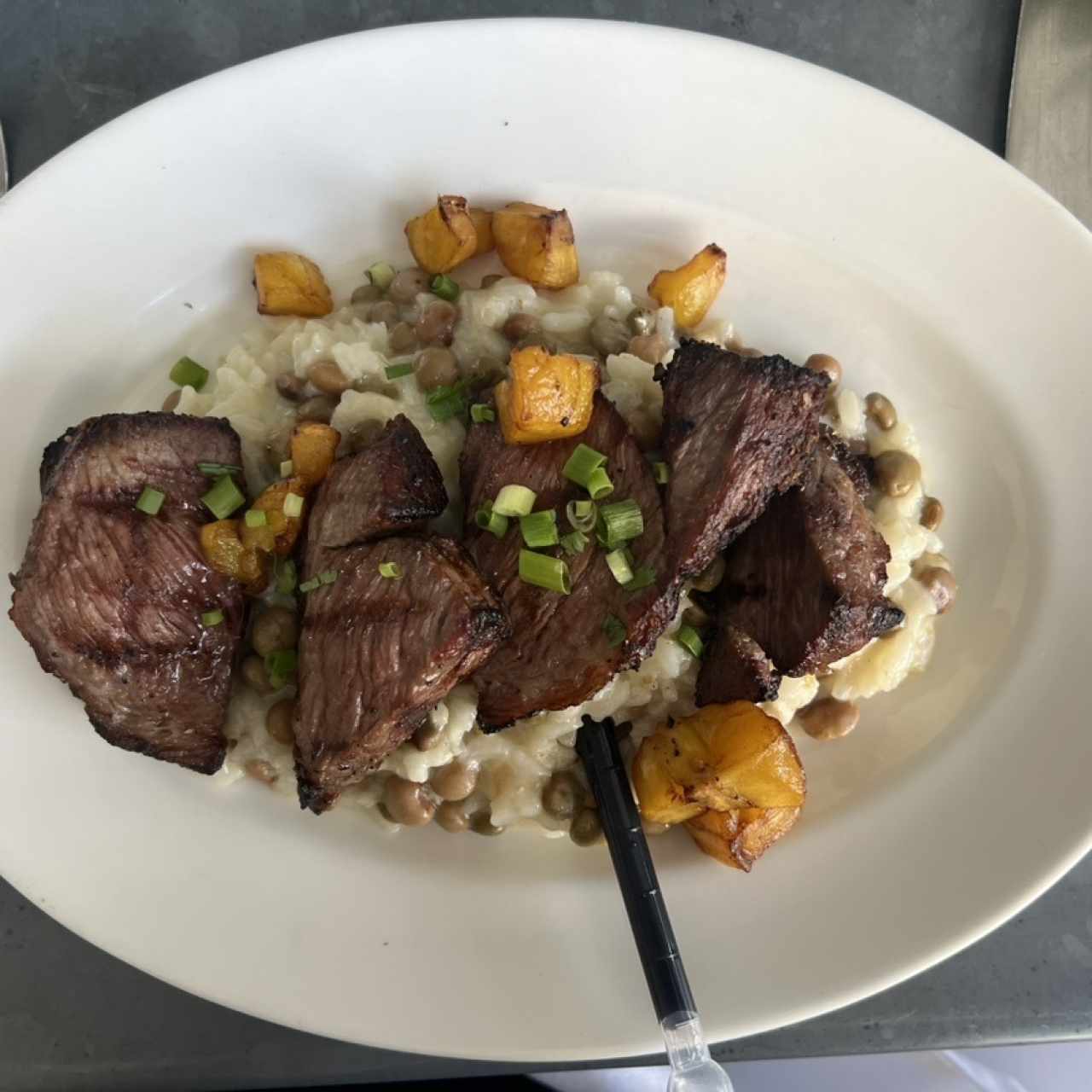 Picaña con risotto de guandu 