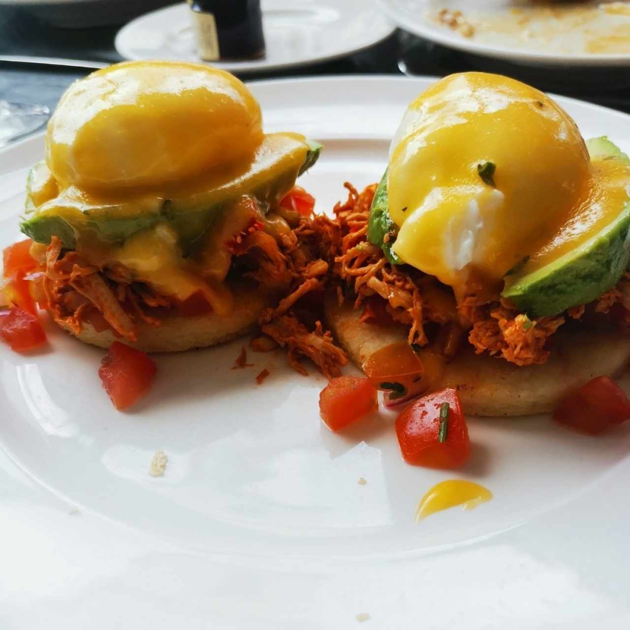 Huevos Benedictos sobre arepa asada