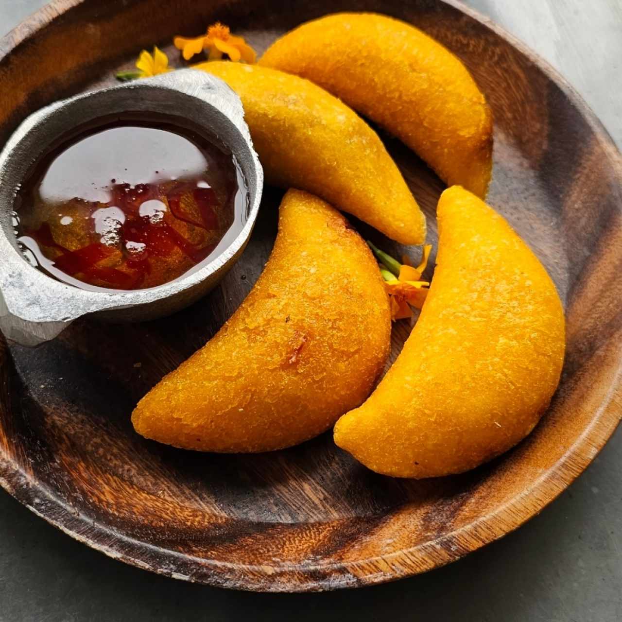 Empanaditas de carne y pollo con jalea de ají chombo
