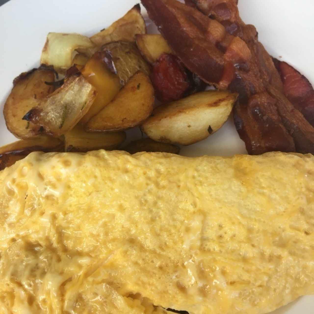 omelette con papas y tocineta