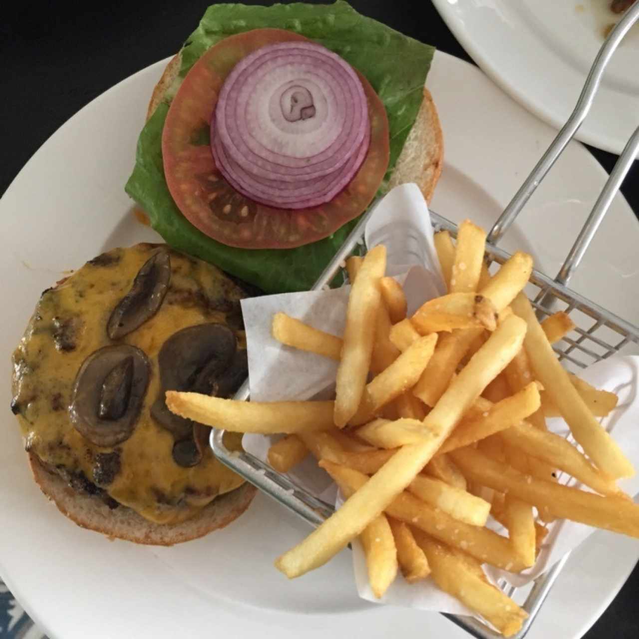 Hamburguesa - hongos y queso cheddar, acompañado de papas fritas trufadas