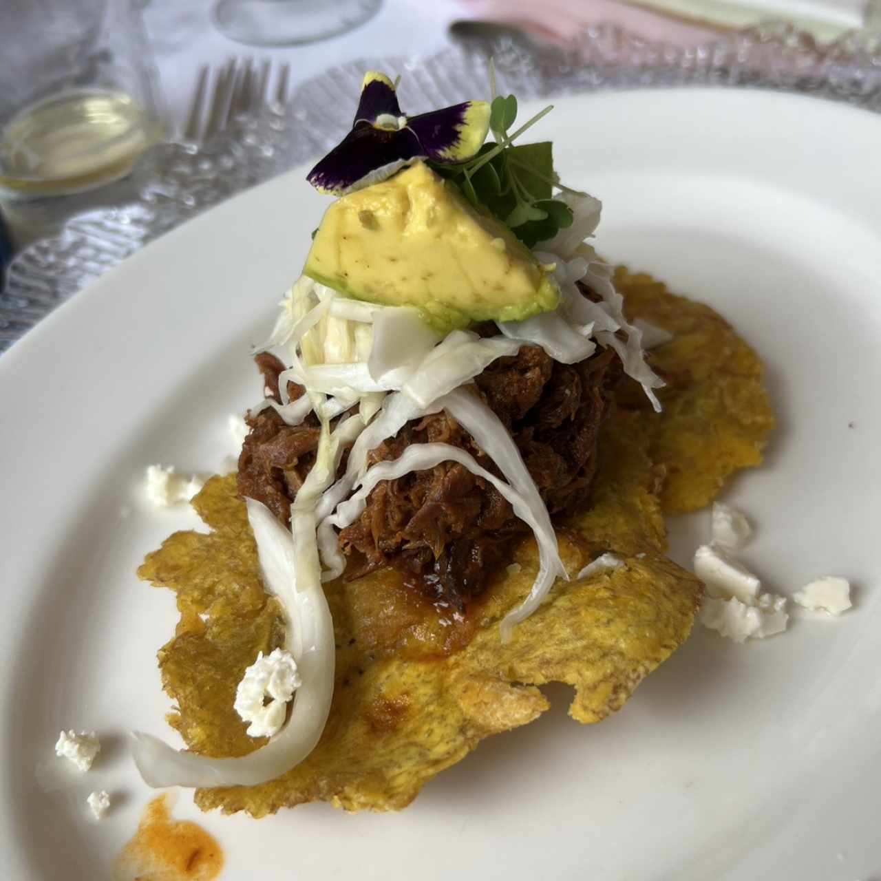 PUERCO EN ADOBO SOBRE PATACONES