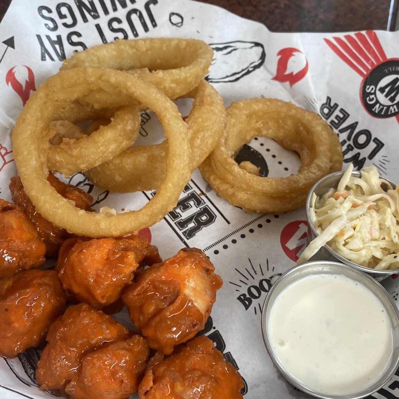 Búfalo Boneless con aros de cebolla