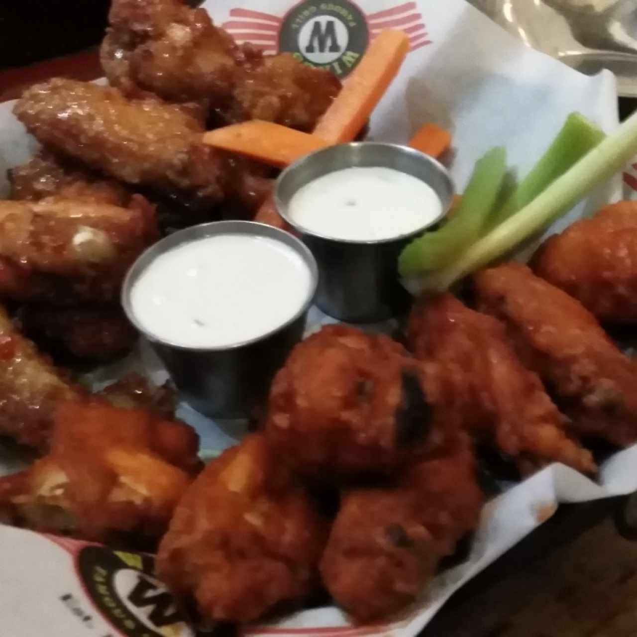 wings bañadas en sweet Chili y lemon chili