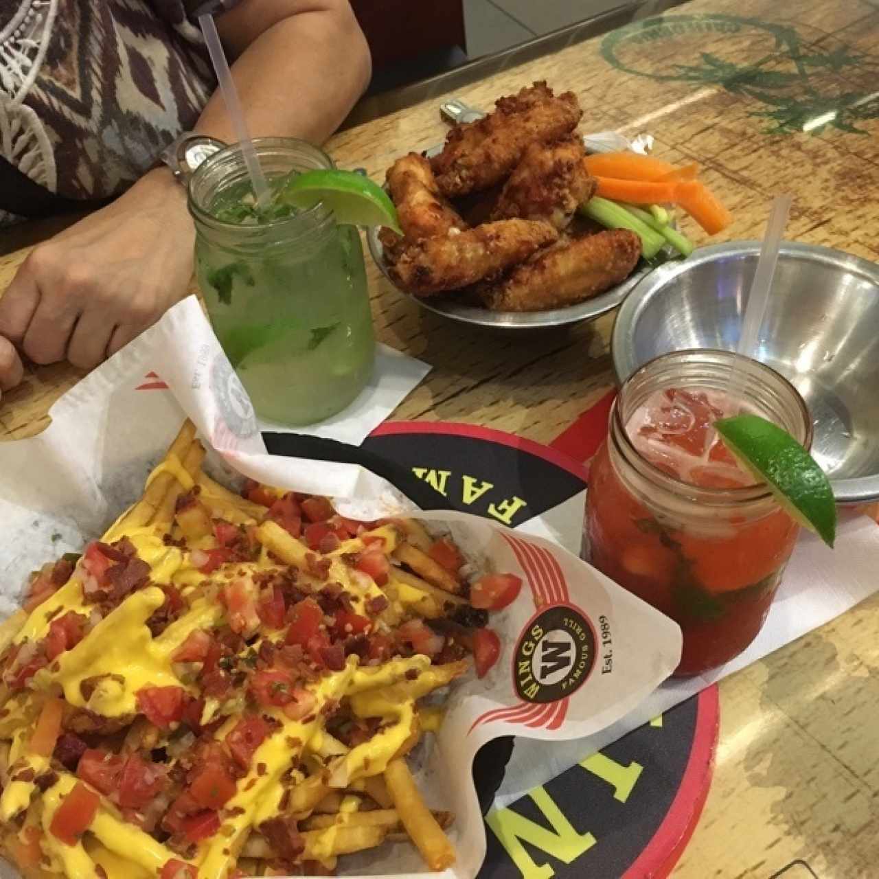 papas con queso mojito de fresa y limón y wings sencillas 