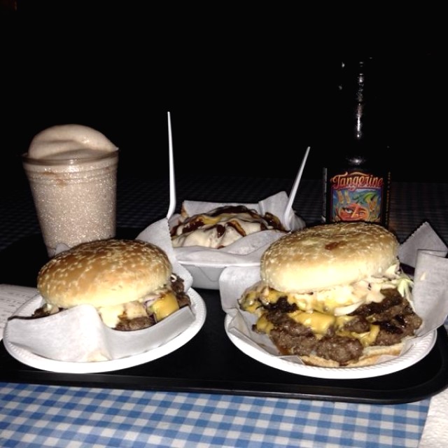 Oink oink burguer doble y triple, tater tots con chilli y queso, 