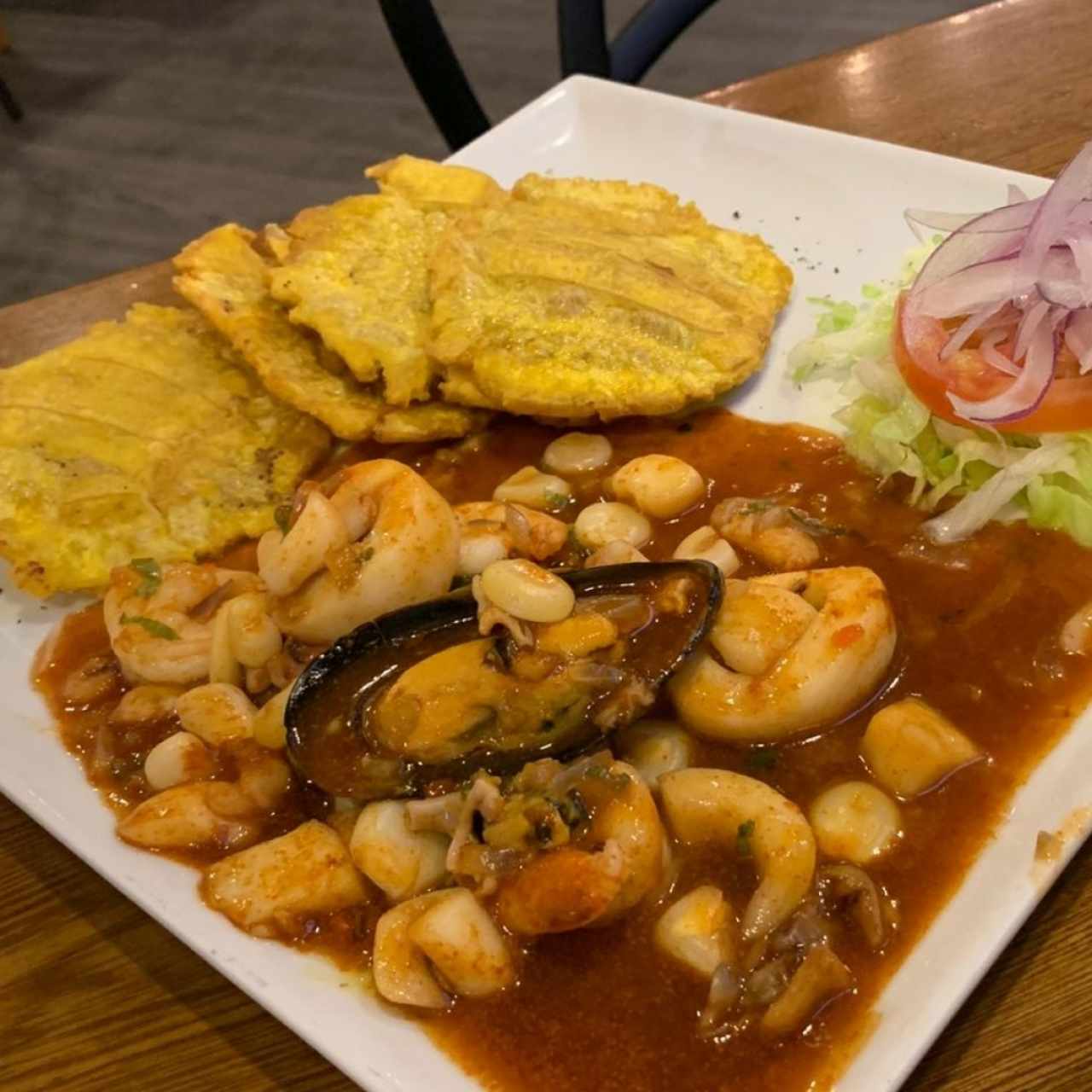 picante de marisco con patacones 