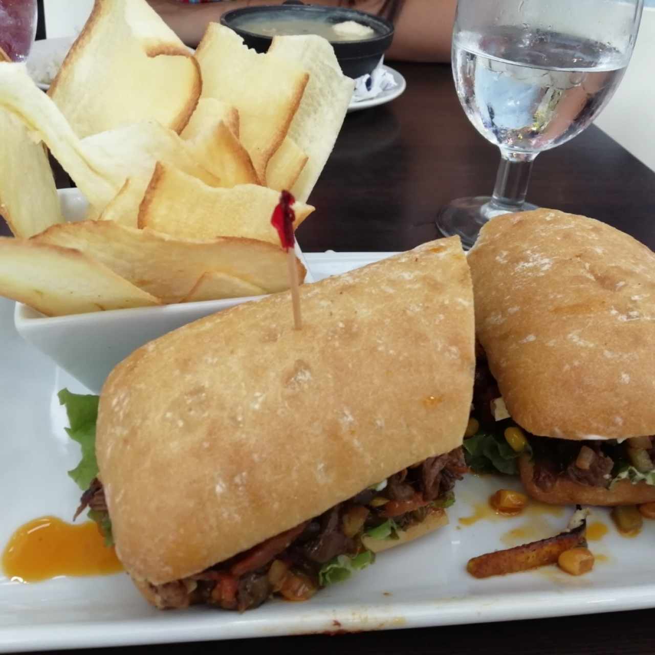 emparedado de ropa vieja, plátano maduro. 