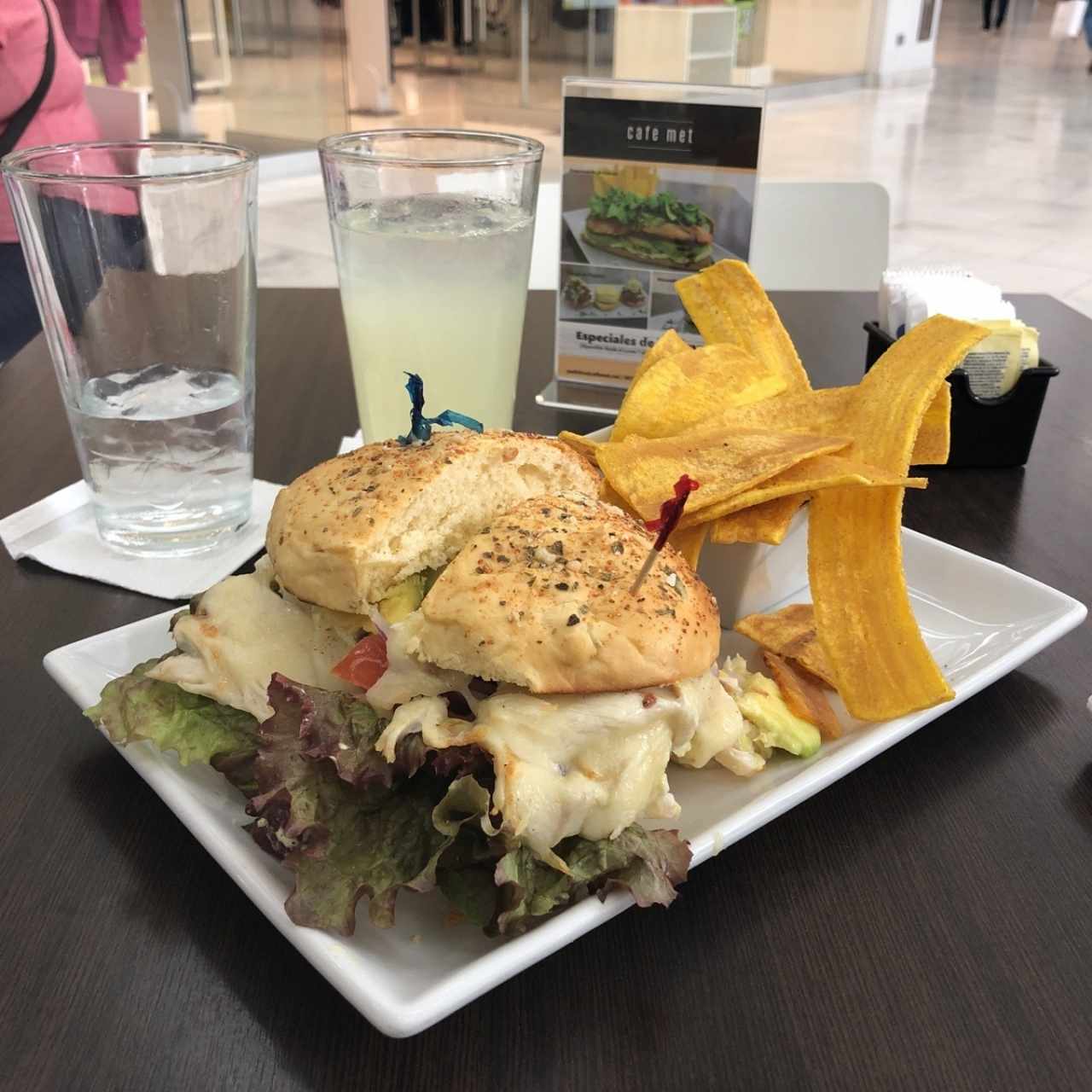 Emparedado de Pollo a la parrilla y aguacate con limonada