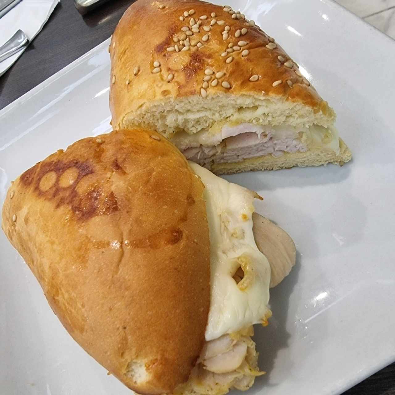 emparedado de queso, jamón y huevo 