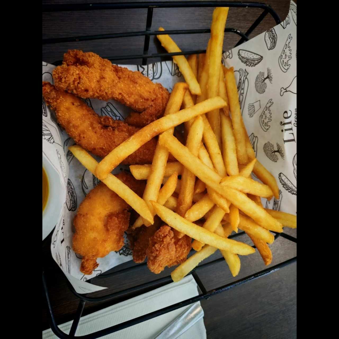 Deditos de Pollo y papas fritas
