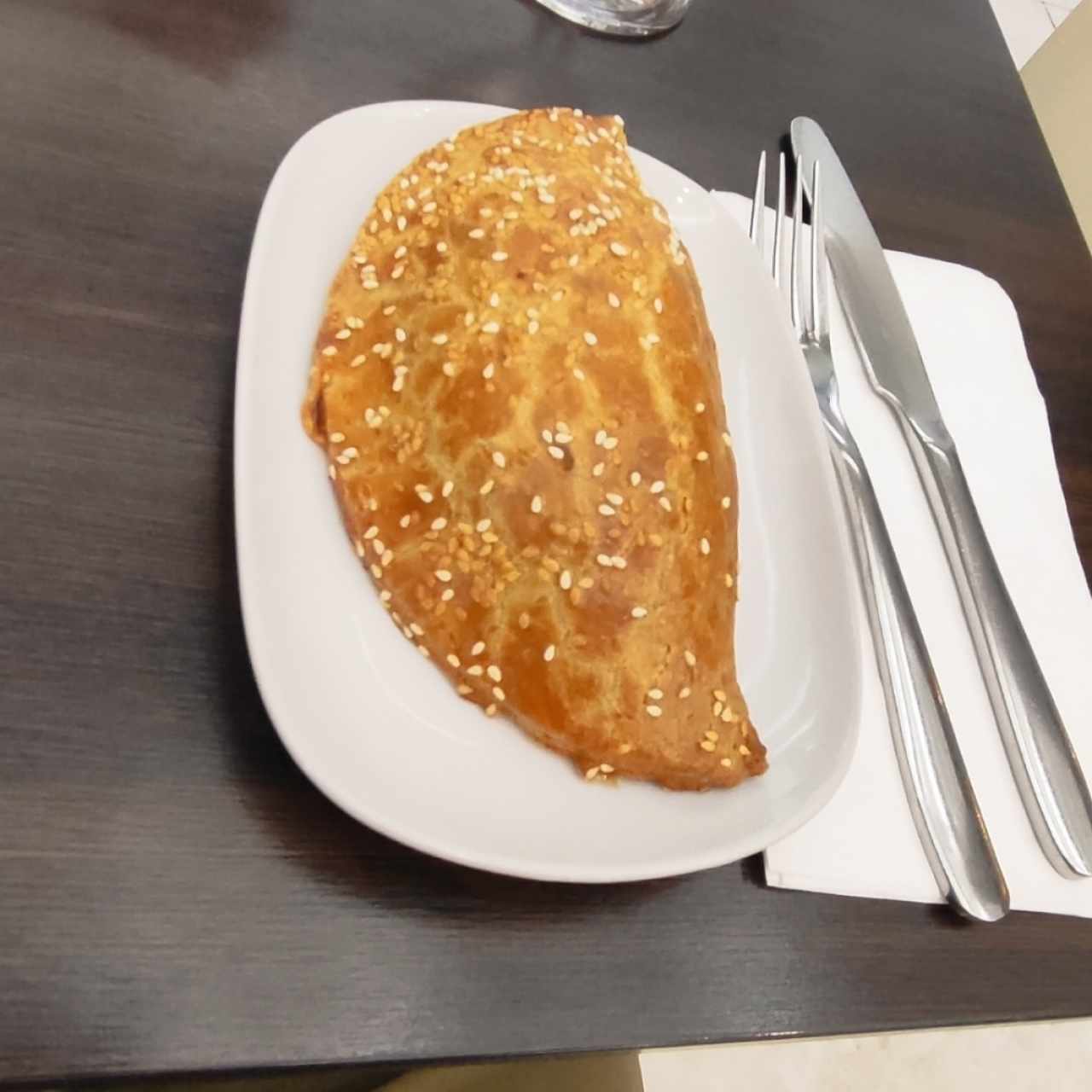 Pollo, ciruelas, tocino y queso monterrey