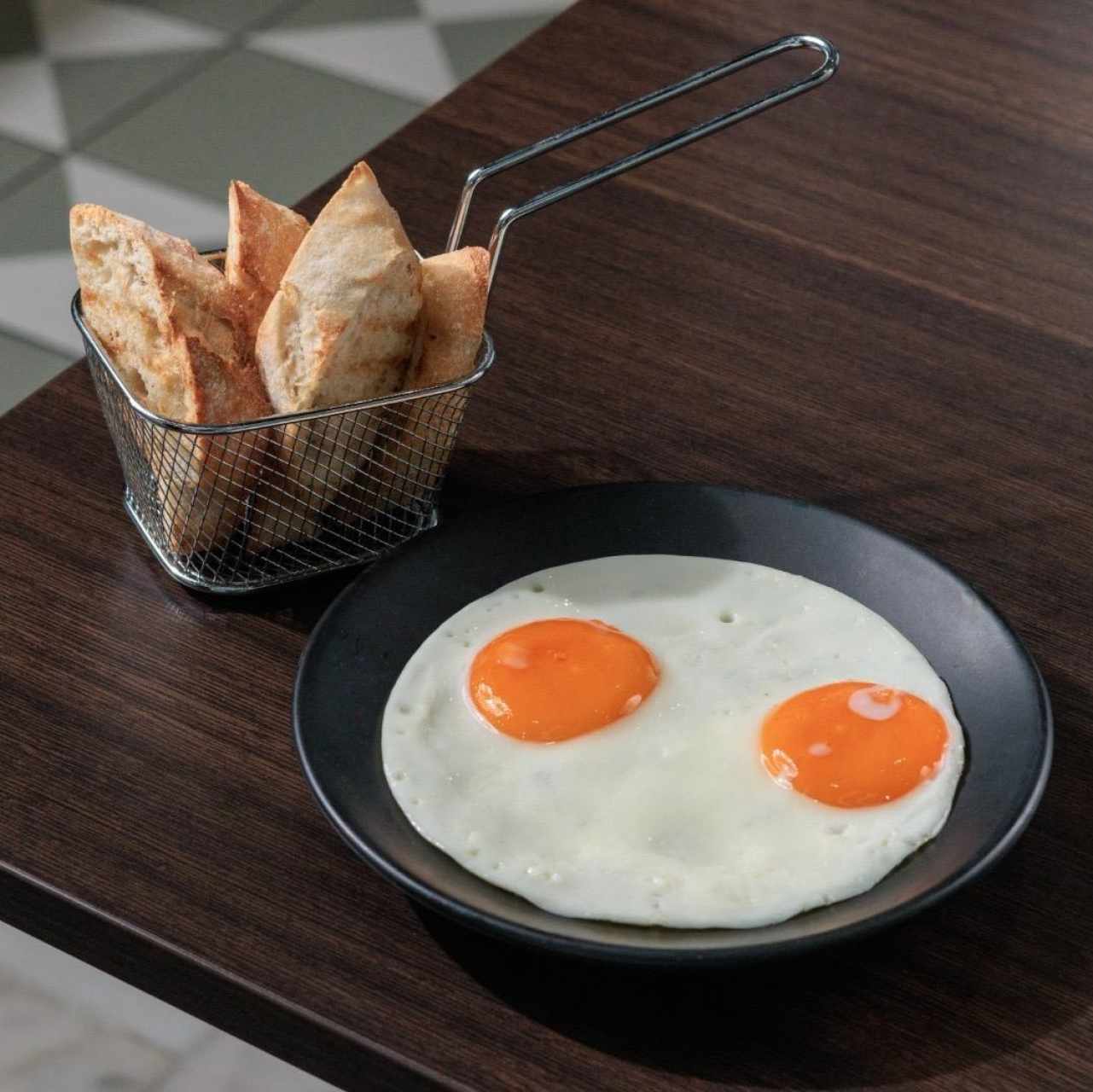 Huevo frito con pan tostado
