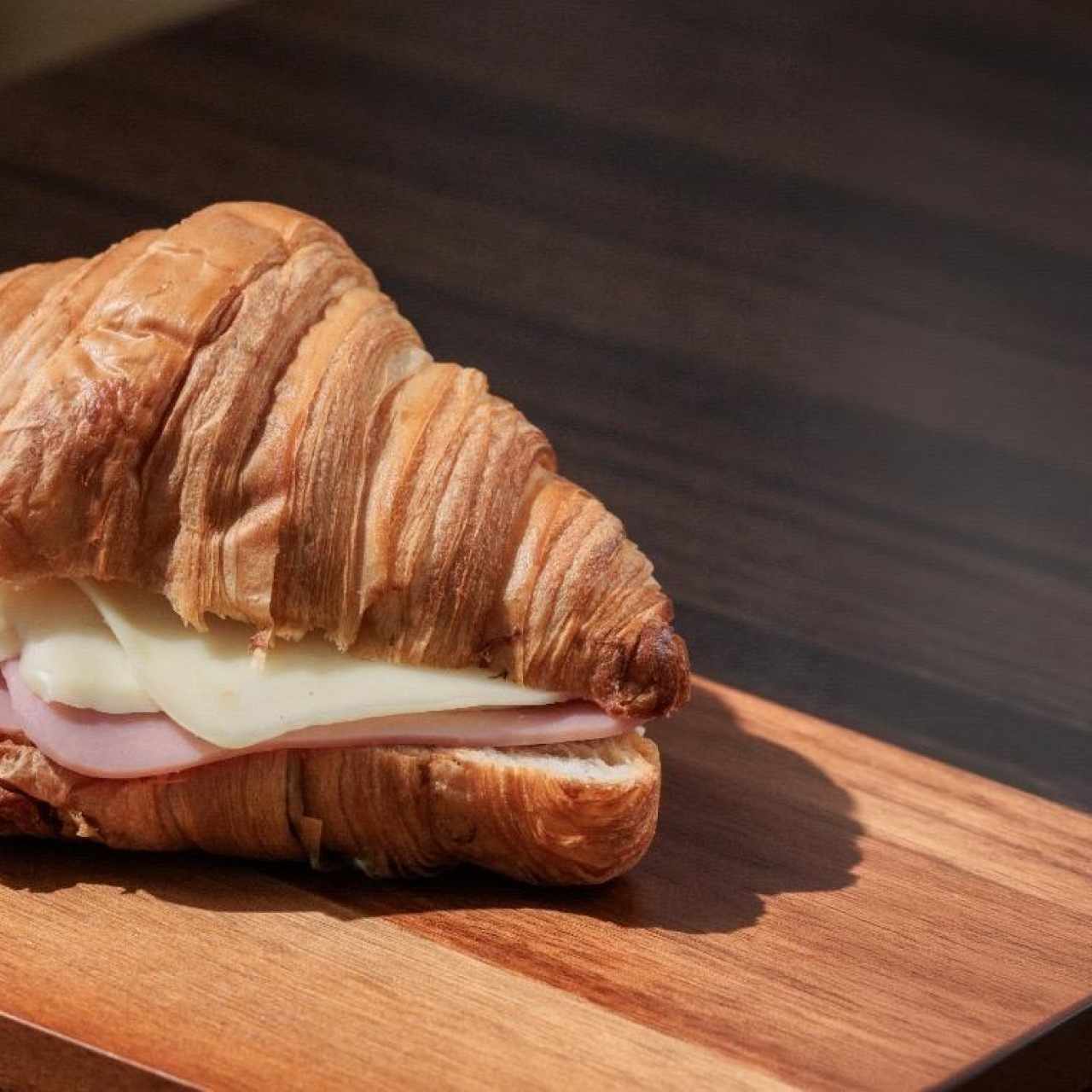 croissant con queso y jamon