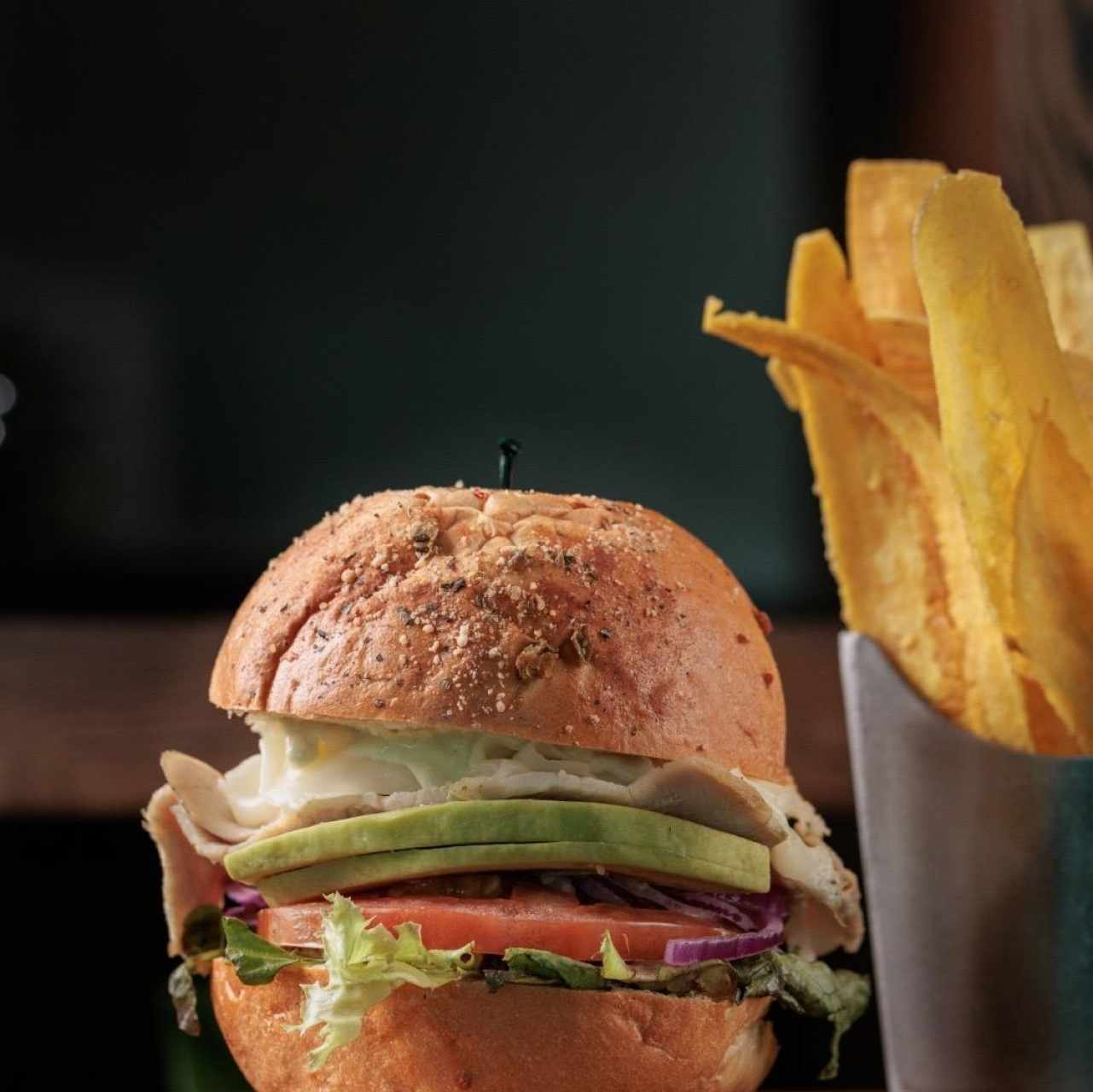 emparedado de pollo a la parrilla con aguacate