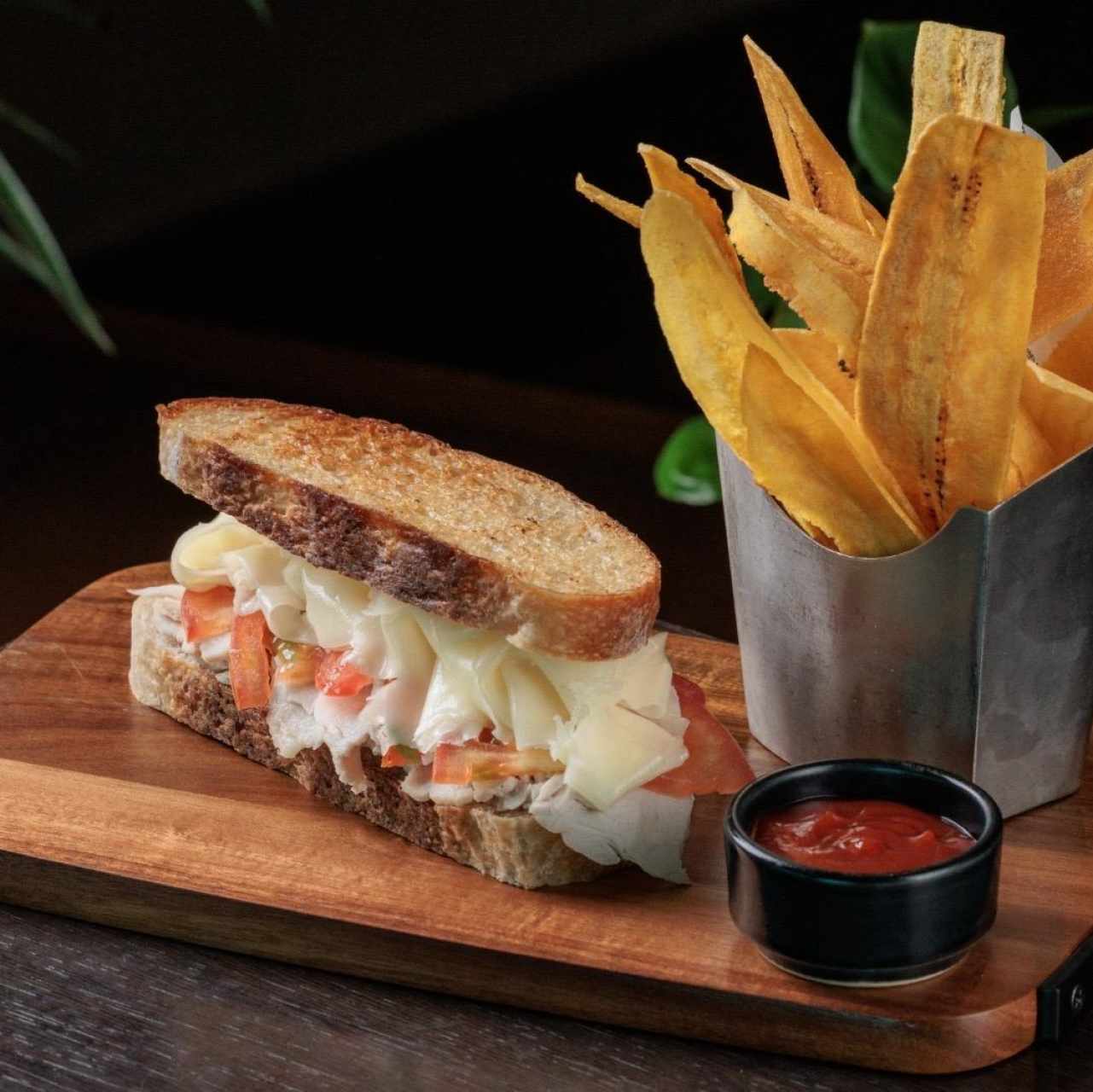 emparedado de pavo y queso provolone