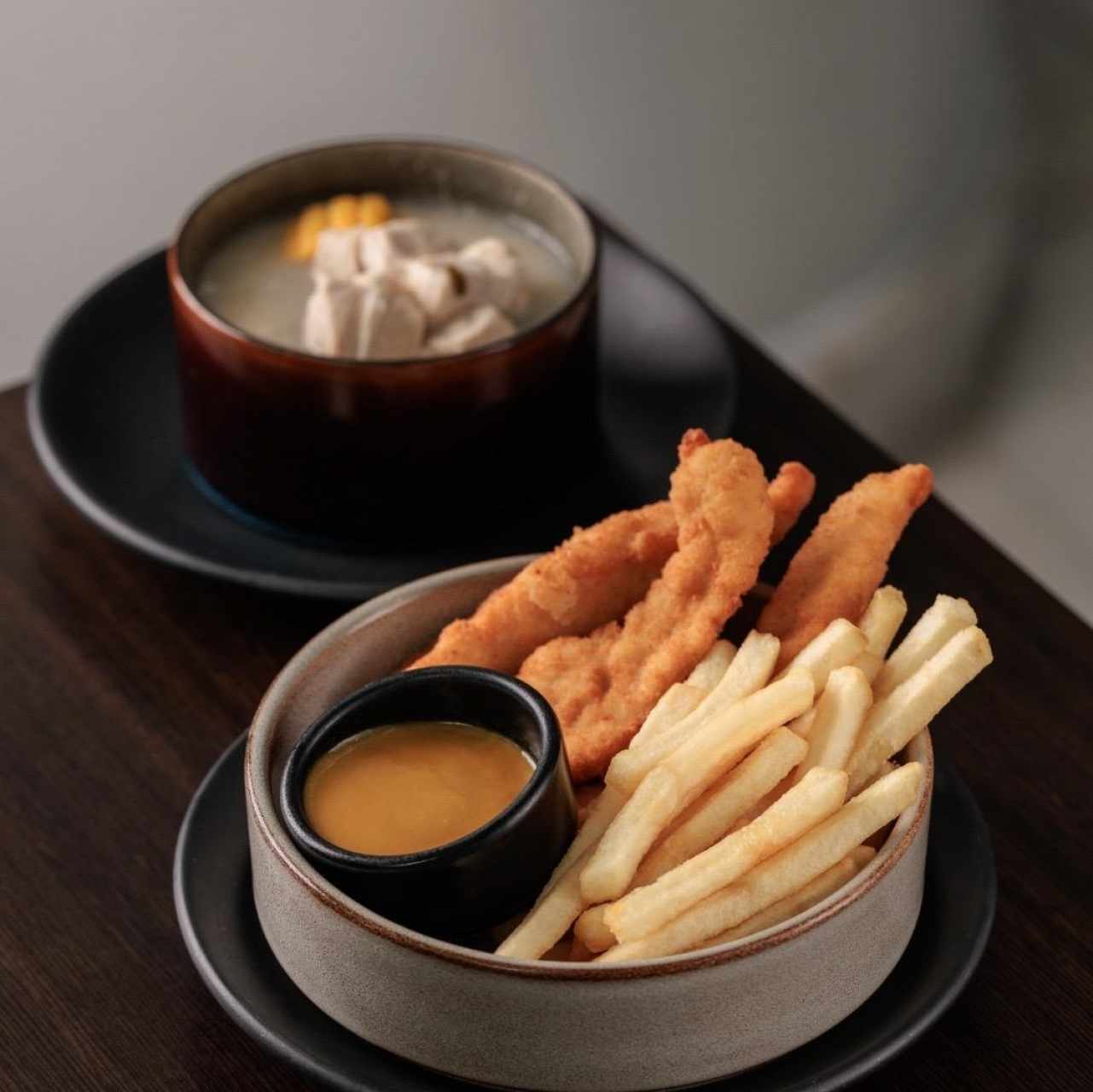 deditos de pollo con papas y Sopa 8oz. + Té Frío o Limonada