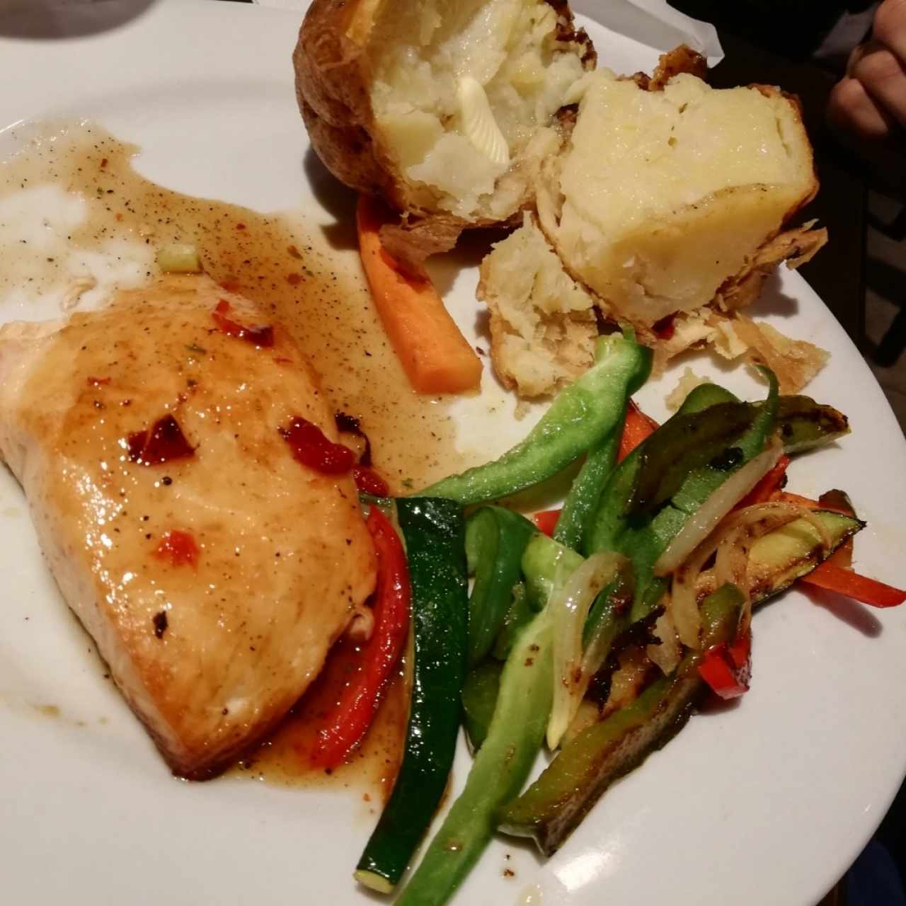 salmón con vegetales y papa asada