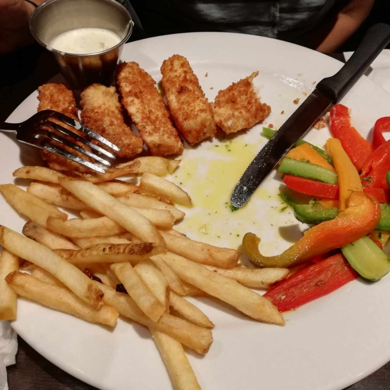 Fish tenders con papas fritas y vegetales