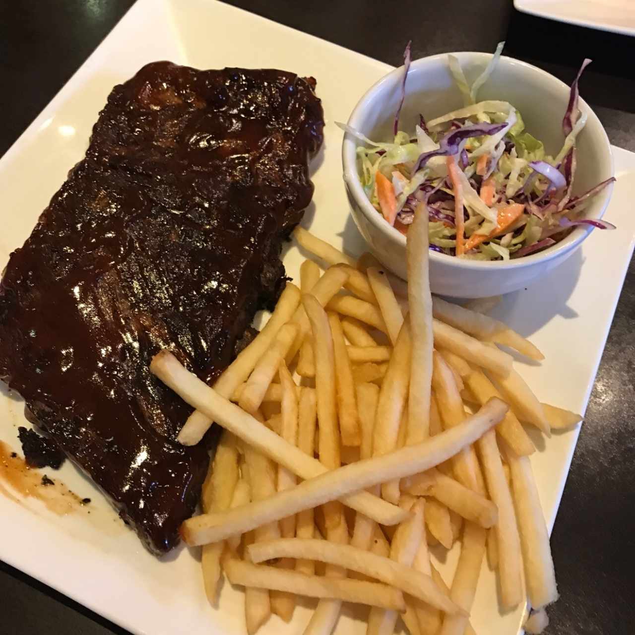 costillas con papas y ensalada
