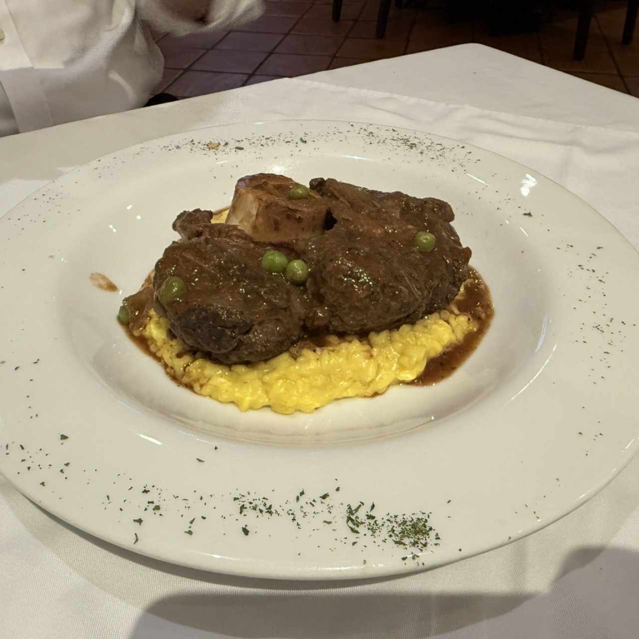 Ossobuco sobre Risotto a la Milanesa