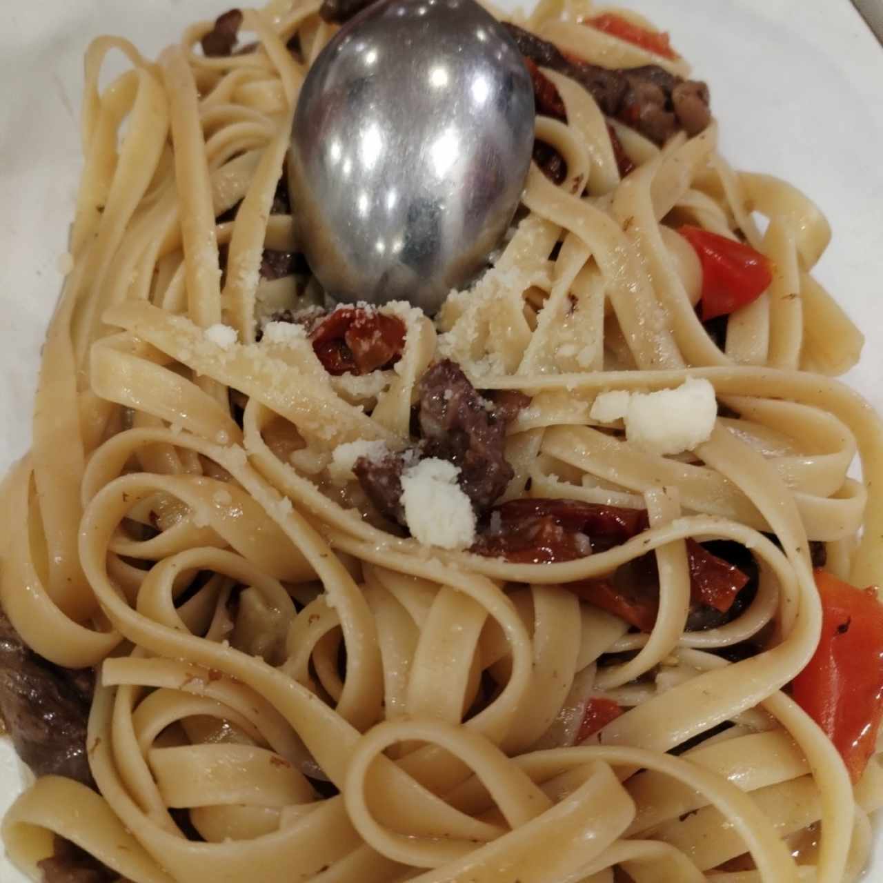 Linguini con Entraña y Tomate Seco