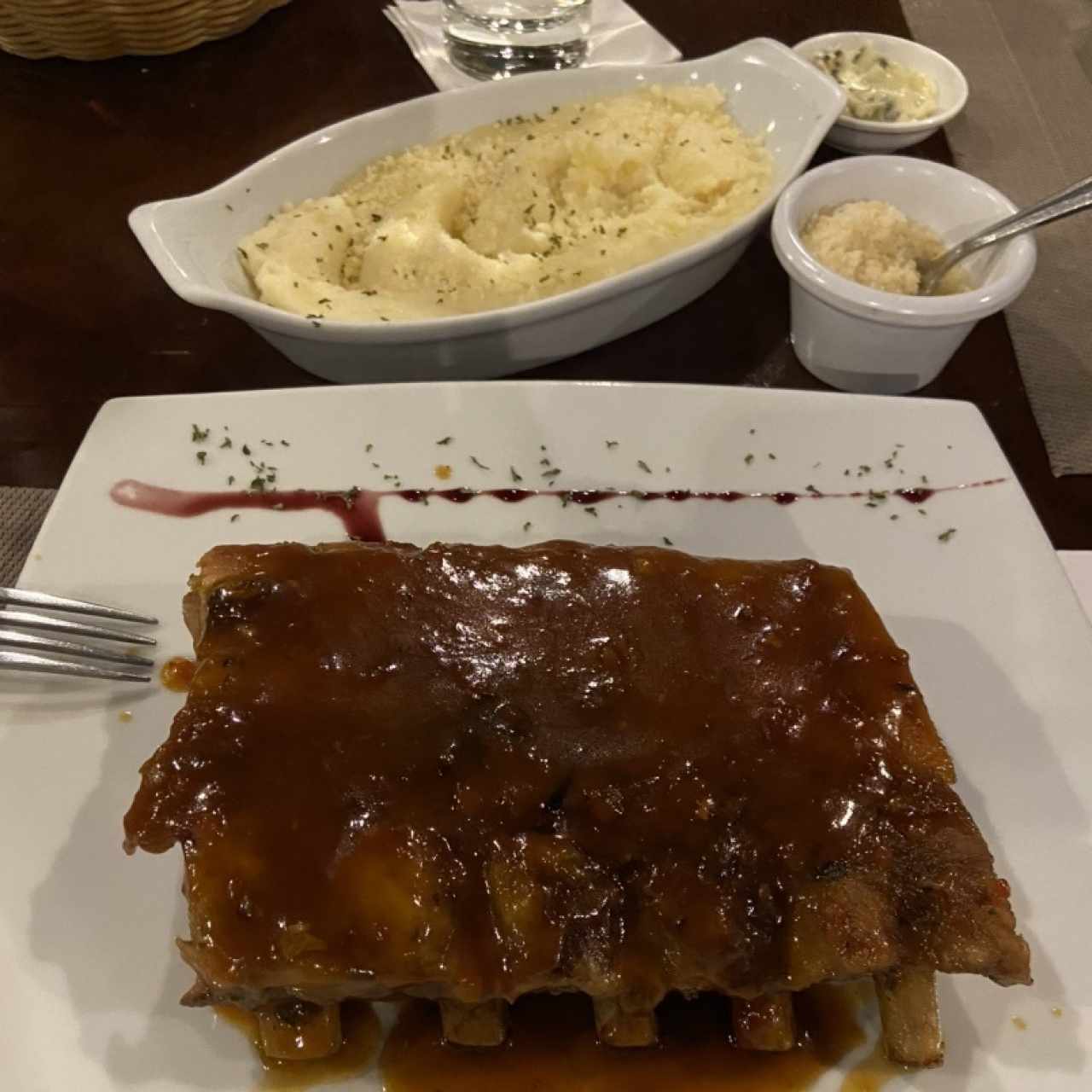 St Louis Ribs con Salsa de BBQ Ahumada en Cama de Puré
