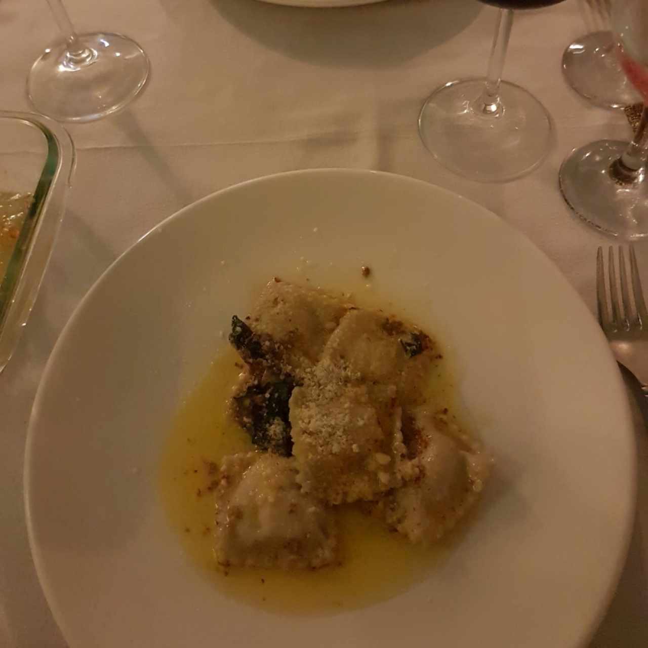 Raviolis rellenos de castaña con aceite de trufa
