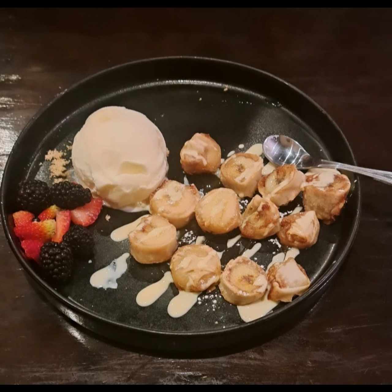 Postres - Banana Spring Rolls ( helado coco, piña)  y frutos rojos 