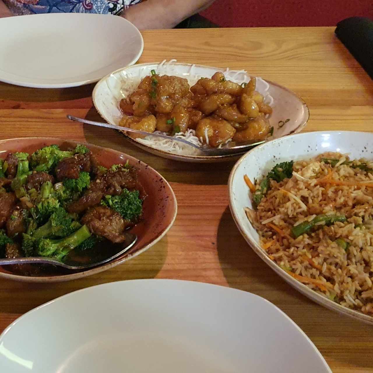 Beef with Broccoli, crispy shrimps with honey, arroz con vegetales.