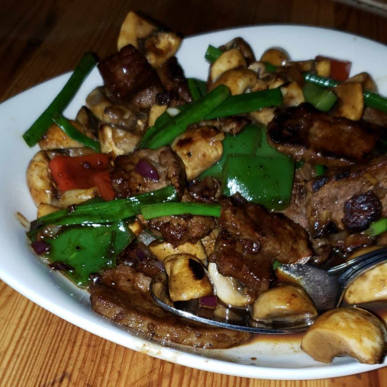 filete de res con champiñones y vegetales