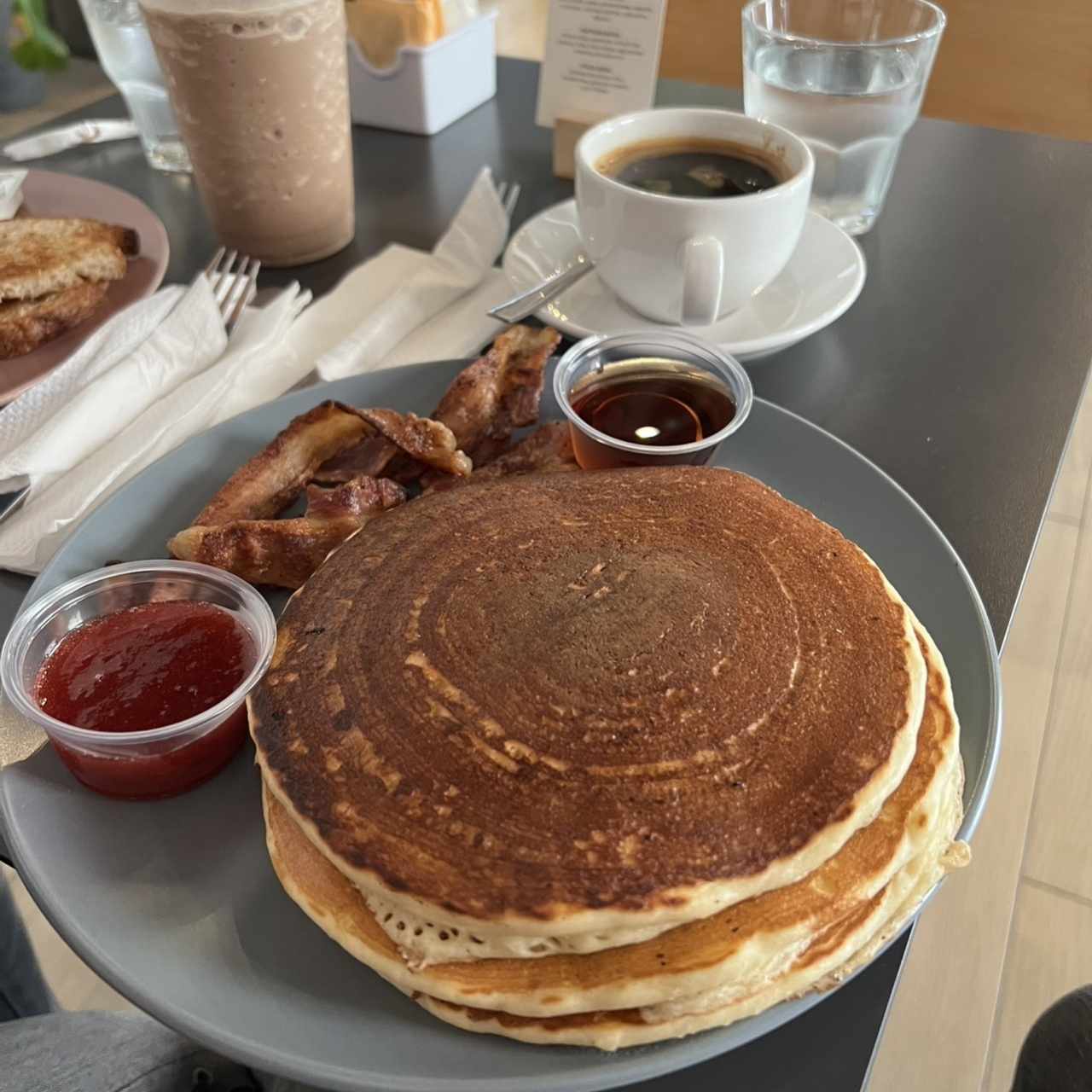 DESAYUNO - PANCAKES & BACON