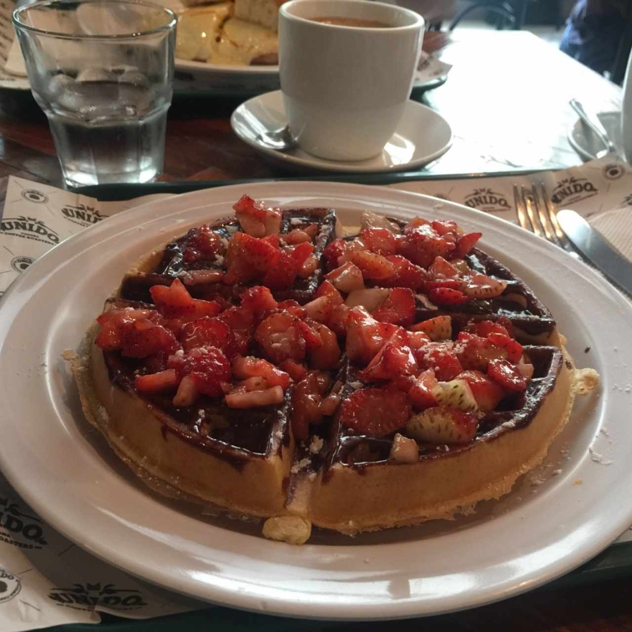 wafle con nutella y fresas 