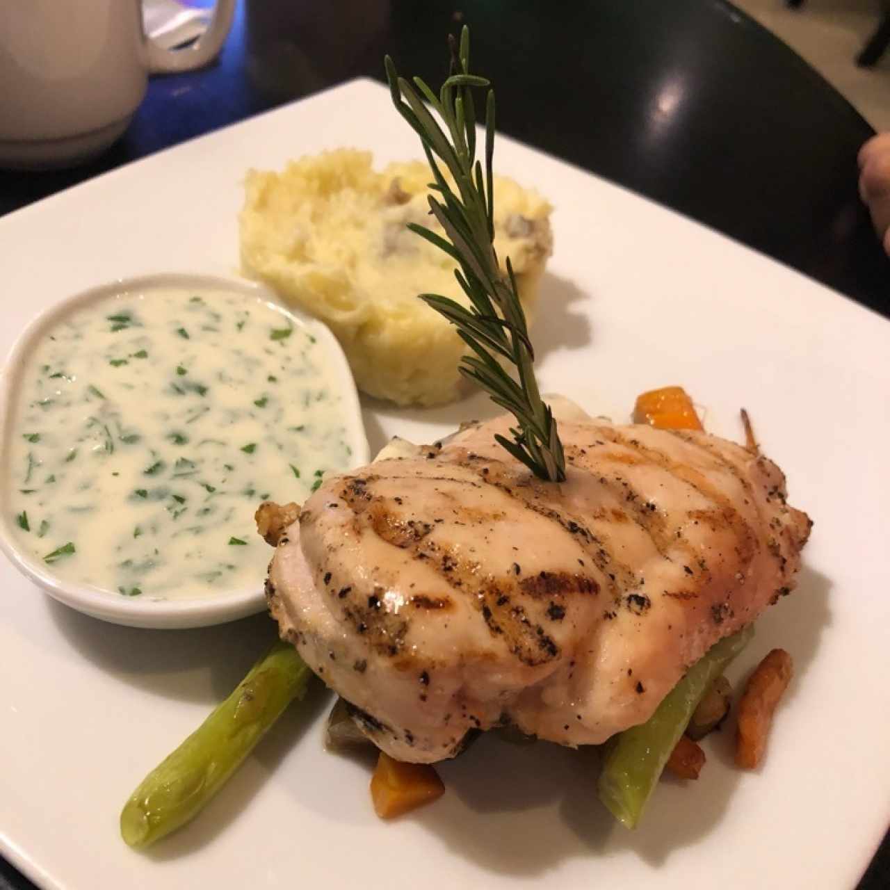 filete de pollo a la plancha con pure y vegetales.