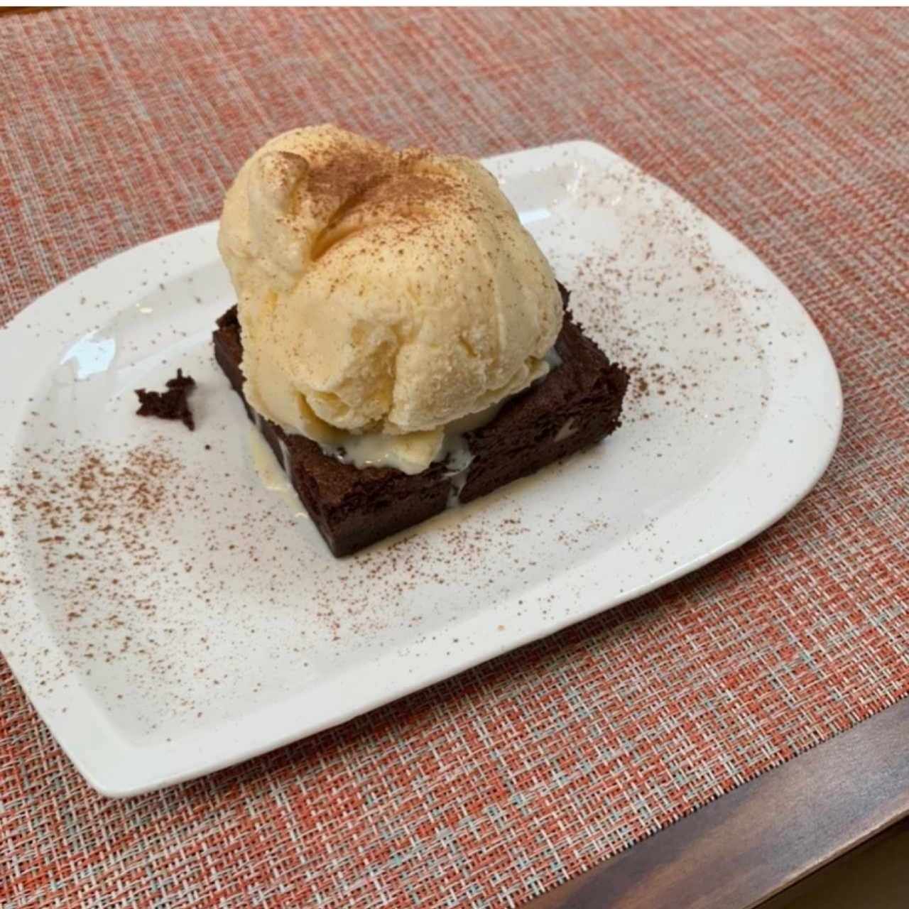 Brownie con helado 